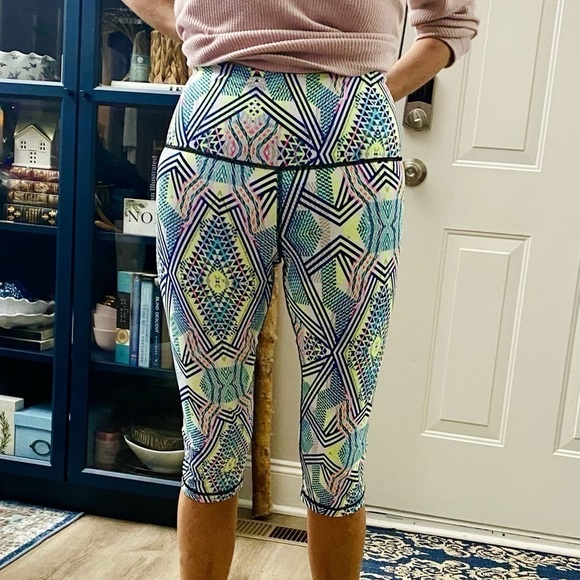 Victoria’s Secret Sport, Cropped Neon Geometric Design Tights - Picture 6 of 13